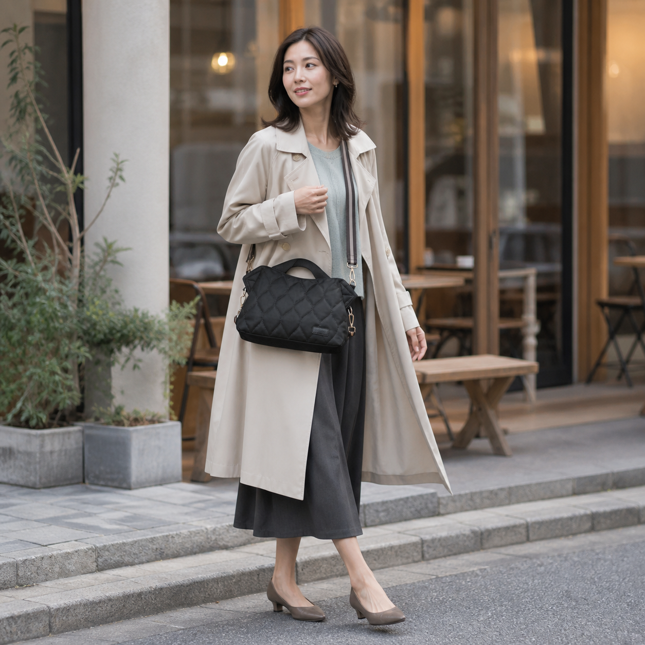 ブラックのNagi Carryを肩掛けした女性